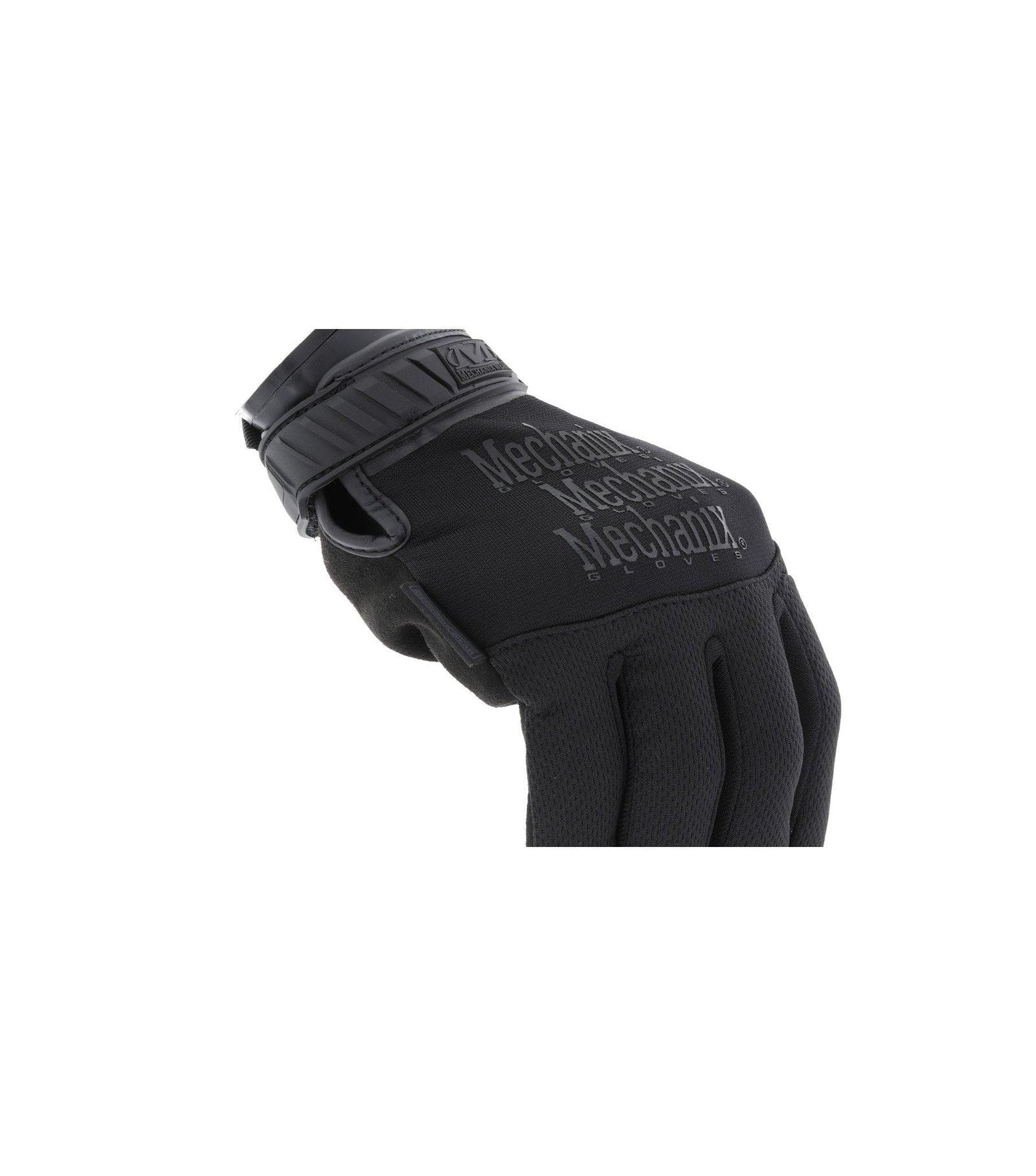 Eine Nahaufnahme des MECHANIX Handschuhs Pursuit D5 - Covert in Schwarz, die die Rückseite mit dem Markennamen auf dem Stoff zeigt; zertifiziert nach EN 388 Stufe D für Schnittfestigkeit.
