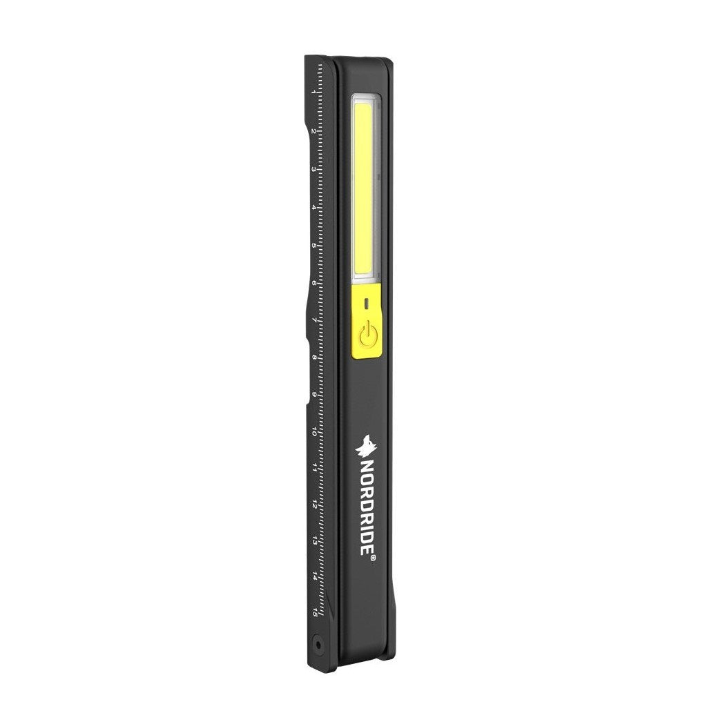 Die NORDRIDE Arbeitslampe Pen Light Flex ist eine schlanke schwarze LED-Stiftlampe mit eingebautem Lineal, magnetischem Clip, gelbem Knopf und NORDRIDE-Branding.