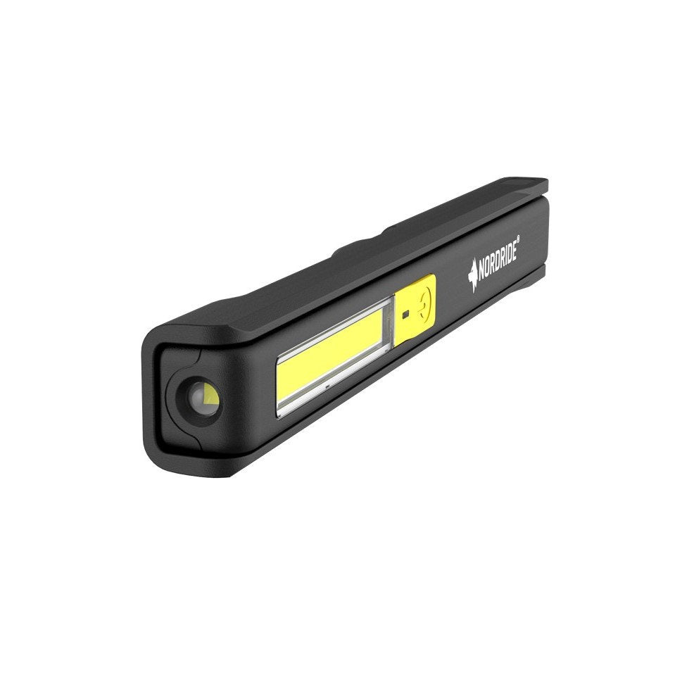 Die NORDRIDE Nordride Arbeitslampe Pen Light Flex ist eine schlanke, rechteckige, schwarze LED-Stiftlampe mit einem gelben Streifen, einem runden Knopf und einem aufgedruckten Logo sowie einem Magnetclip für den freihändigen Gebrauch.