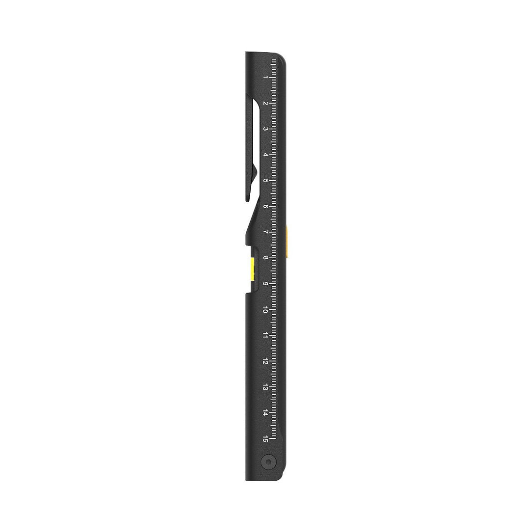 Die Nordride Arbeitslampe Pen Light Flex von NORDRIDE ist eine schlanke, schwarze Stiftlampe mit sichtbaren gelben Akzenten, einem eingebauten Zentimeter- und Millimeterlineal und einem Magnetclip an der Seite.