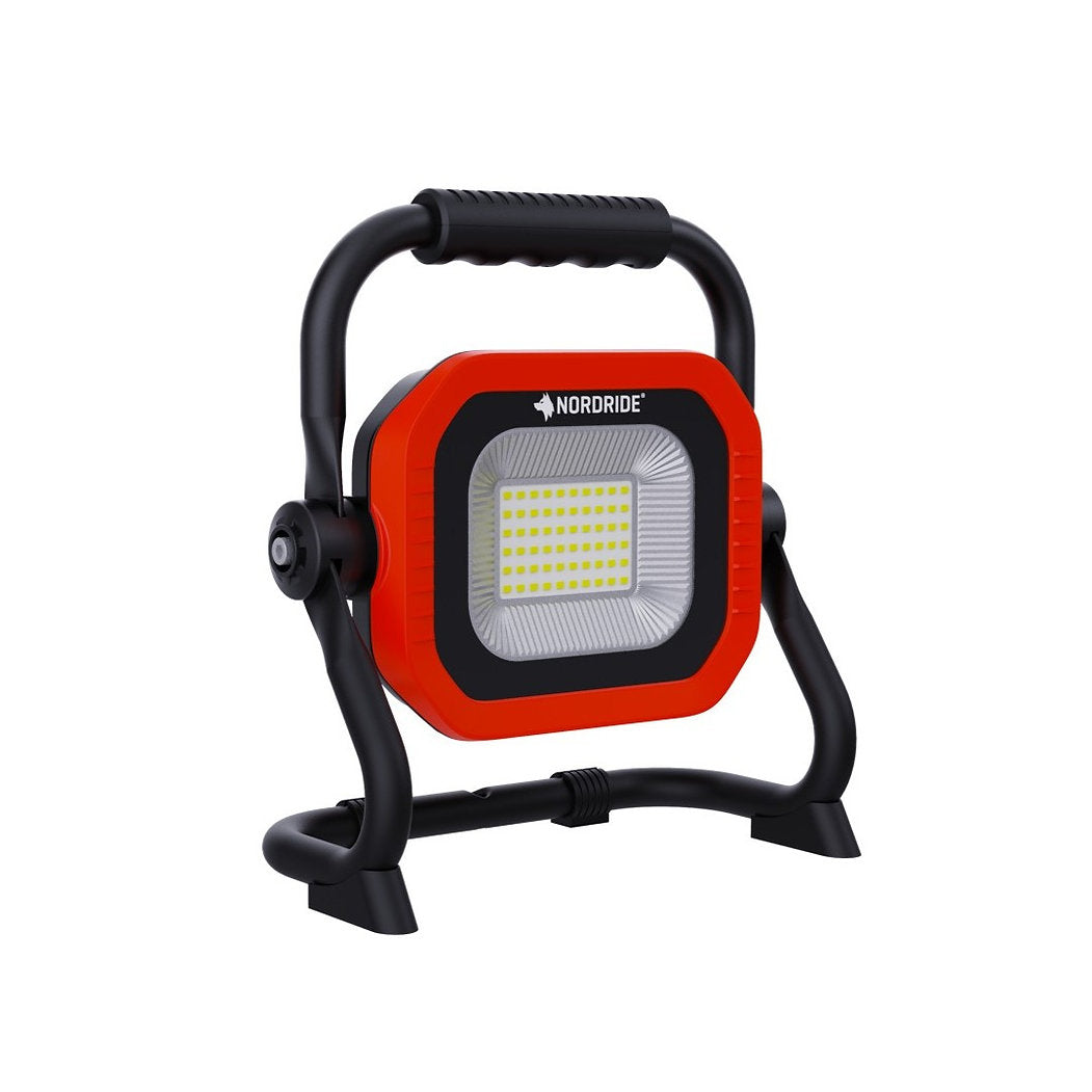 Der NORDRIDE Nordride Arbeitsstrahler Sector 50W R ist ein tragbarer, akkubetriebener LED-Arbeitsstrahler mit rot-schwarzem Rahmen, Tragegriff und stabilem Standfuß-ideal für Baustellen. Die rechteckige Leuchte hat zentral angeordnete LEDs.
