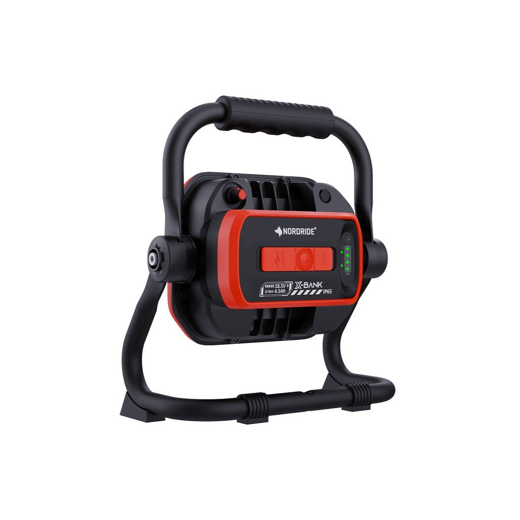 Der NORDRIDE Arbeitsstrahler Sector 50W R ist ein tragbarer schwarz-roter LED-Arbeitsscheinwerfer mit stabilem Griff, seitlichen Batteriekontrollleuchten und einem Standfuß - ideal für den kabellosen Einsatz auf Baustellen.