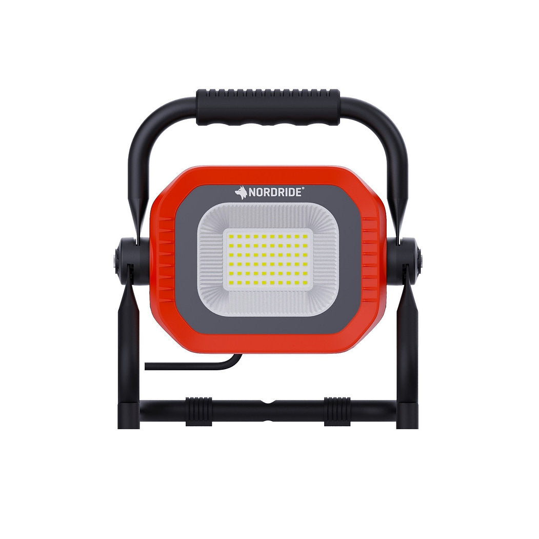 Der NORDRIDE Arbeitsstrahler Sector 60W 4000K verfügt über einen rot-schwarzen Rahmen, einen oberen Handgriff und ein zentrales LED-Panel mit Logo darüber - ideal als leistungsstarke Flutlicht- oder Baustellenstrahler für jeden Arbeitsbereich.