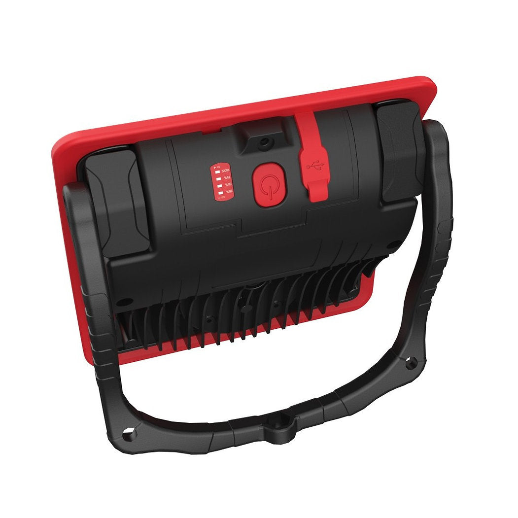 Der NORDRIDE Nordride Arbeitsstrahler Slim Power 20W ist ein tragbarer, wiederaufladbarer LED-Arbeitsstrahler in den Farben Rot und Schwarz mit Kontrollknopf, Batterieanzeige, USB-Ladeanschluss und verstellbarem Griff.