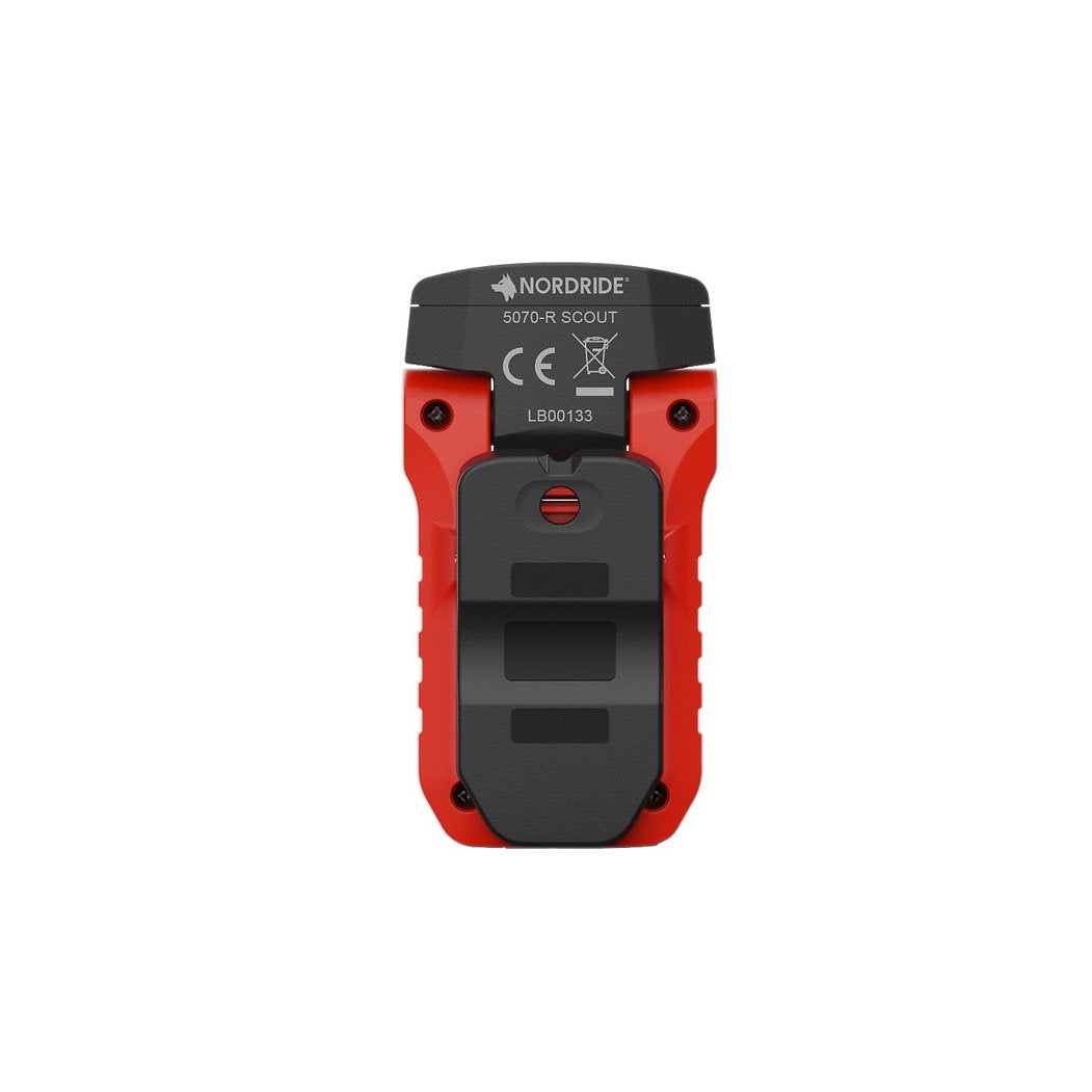 Das rot-schwarze Handgerät mit der Bezeichnung NORDRIDE Clipleuchte Scout Red (von hinten) ist mit einer CE-Kennzeichnung, Griffmulden und einer kleinen kreisförmigen Anzeige an der Spitze versehen und dient als wiederaufladbare Außenlampe.
