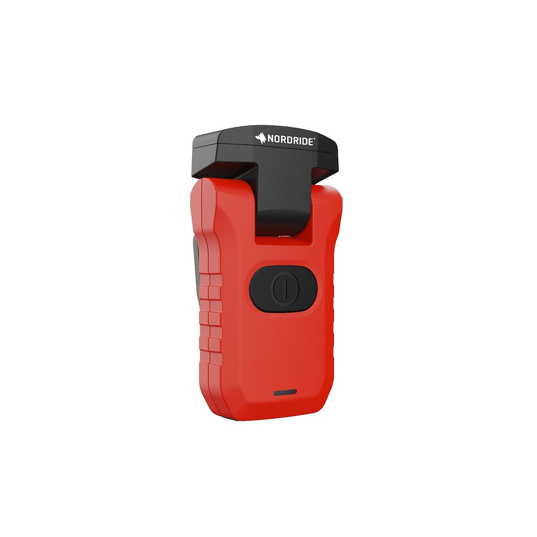 Die Nordride Clipleuchte Scout Red von NORDRIDE ist eine kompakte, rot-schwarze, rechteckige Clip-Lampe mit einem zentralen Knopf, einer Griffstruktur und einem oberen Clip. Wiederaufladbar und tragbar, ist es auf der Oberseite gebrandmarkt-perfekt für unterwegs verwenden.