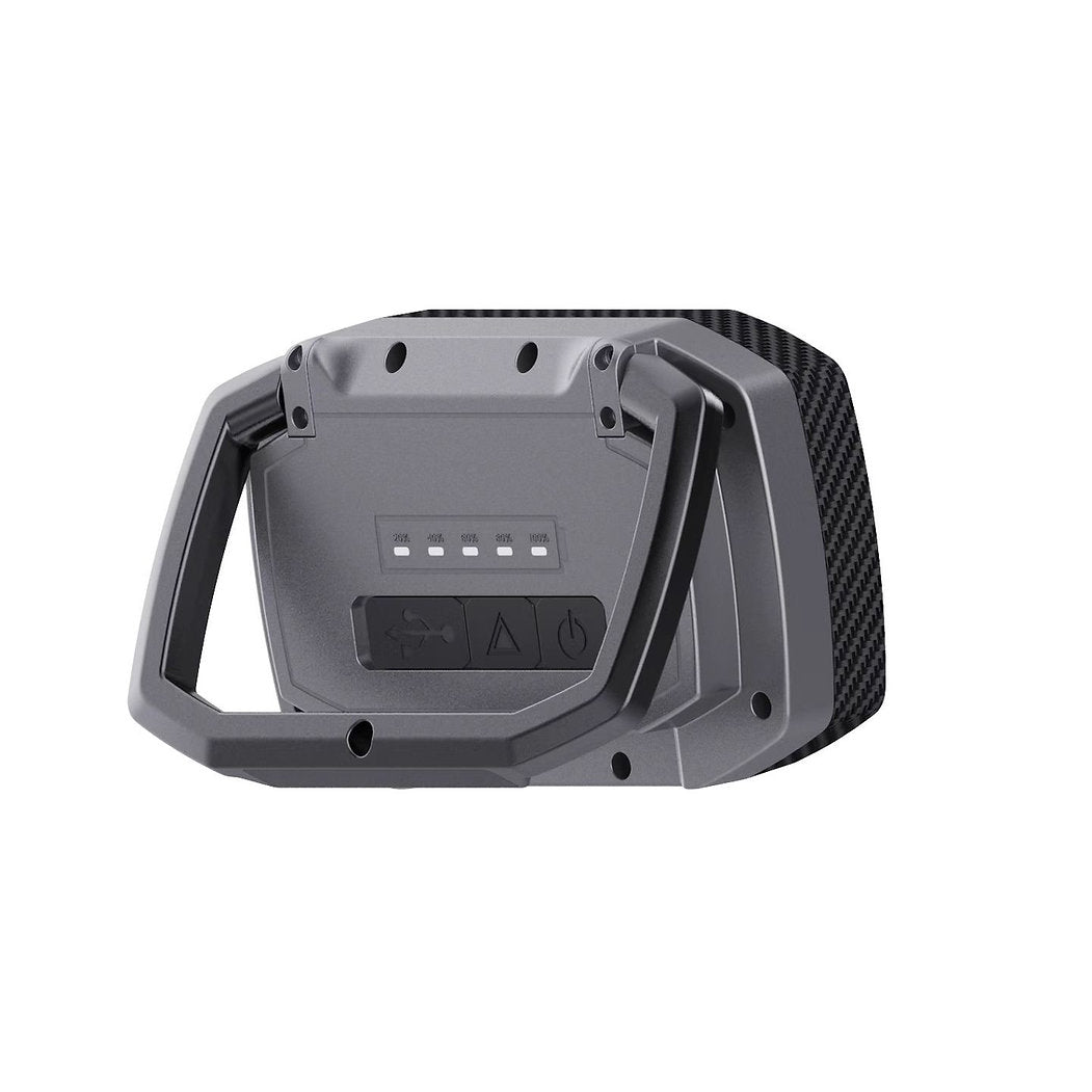 Der NORDRIDE Nordride Flutlichtstrahler Guard ist ein robuster, schwarz-grauer, tragbarer Bluetooth-Lautsprecher mit einem stabilen Griff, seitlichen Bedientasten, LED-Kontrollleuchten und IP67-Schutz für Langlebigkeit, abgebildet auf weißem Hintergrund.