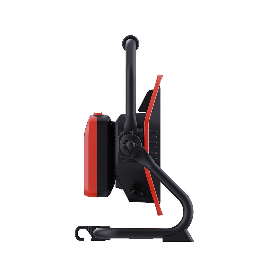 Seitenansicht des NORDRIDE Nordride Hochleistungsstrahlers Lumos 80W R Dual Kelvin mit schwarzem und rotem Rahmen, Griff und verstellbarem Stativ, ideal für die Baustellenbeleuchtung, aufrecht vor weißem Hintergrund dargestellt.