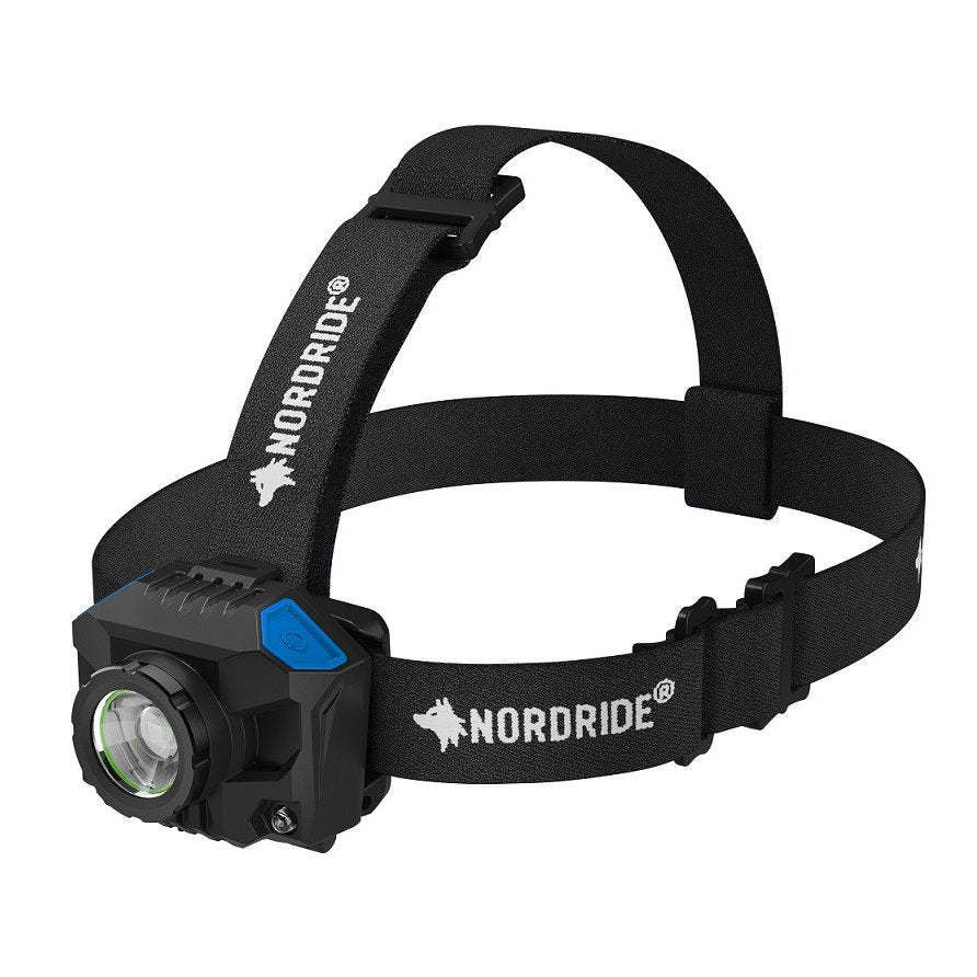 Die NORDRIDE Strinlampe Active X1 R ist eine schwarze Stirnlampe mit verstellbarem Gummiband, großer zentraler Linse und seitlichem blauen Knopf - eine wiederaufladbare Lampe, die sich ideal für die freihändige Beleuchtung im Freien eignet.