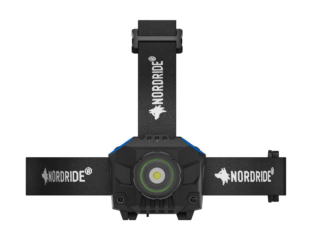 Die Nordride Strinlampe Active X1 R von NORDRIDE ist eine schwarze Stirnlampe mit drei verstellbaren Bändern und weißem Branding. Ihr wiederaufladbares Design verfügt über eine zentrale LED, die für einen optimalen Einsatz im Freien grün umrandet ist.