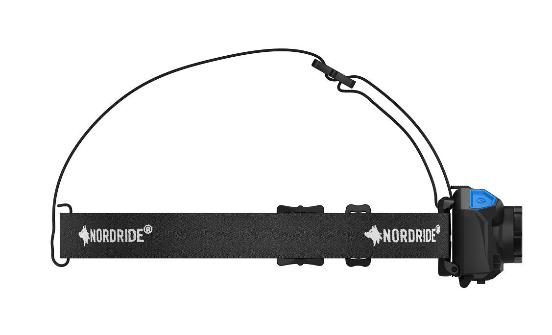 Die NORDRIDE Stirnlampe Active X1 R ist eine schwarze, wiederaufladbare Stirnlampe mit einem verstellbaren Gurt und einem Überkopf-Stützband sowie einem blauen Einschaltknopf an der Seite der Lampe.