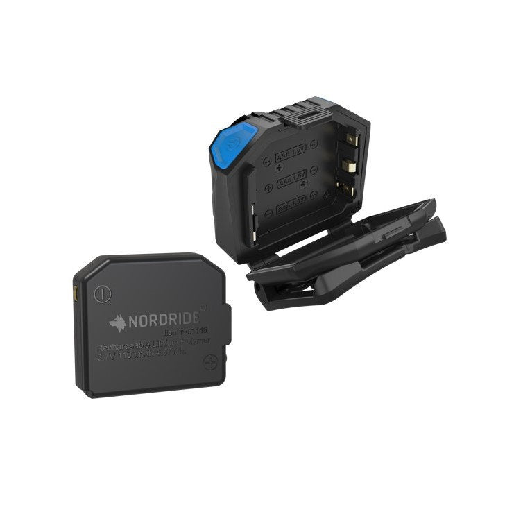 Ein schwarzer NORDRIDE Lithium-Ionen-Akku ist neben einem offenen schwarzen Akkugehäuse mit goldenen Kontakten und einem blauen Entriegelungsknopf auf weißem Hintergrund abgebildet - ideal für Ihre Nordride Stirnlampe Active X1 R.