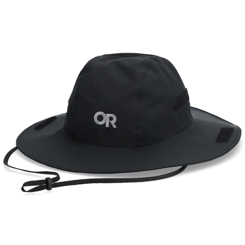 Der OUTDOOR RESEARCH Seattle Regenhut - Black ist ein breitkrempiger Sonnenhut mit Kinnriemen, Netzbelüftung und gesticktem OR-Logo auf weißem Hintergrund. Dieser wasserdichte Outdoor Hut bietet zuverlässigen Wetterschutz.