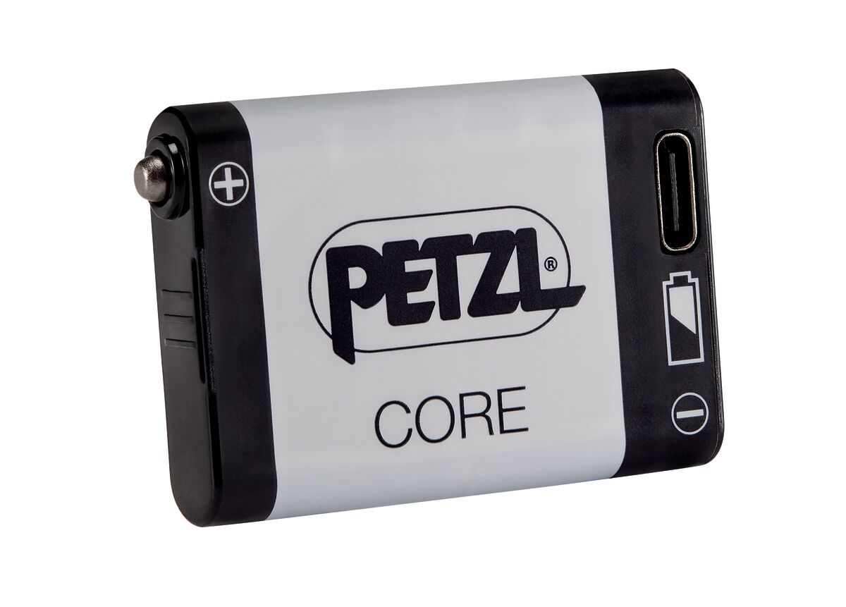 Der PETZL Akku CORE ist ein rechteckiger Lithium-Ionen-Ersatzakku mit schwarz-weißem Gehäuse, USB-Anschluss zum einfachen Aufladen, Batteriesymbol auf der einen Seite und Metallkontakt auf der anderen - perfekt für Ihre PETZL-Stirnlampe.