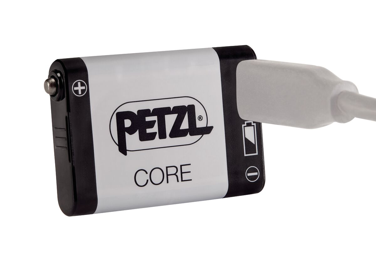 Der PETZL Akku CORE ist ein USB-wiederaufladbarer Lithium-Ionen-Akku mit schwarzem und weißem Labeling, Petzl-Logo und CORE-Schriftzug - ideal für jede geeignete Stirnlampe.