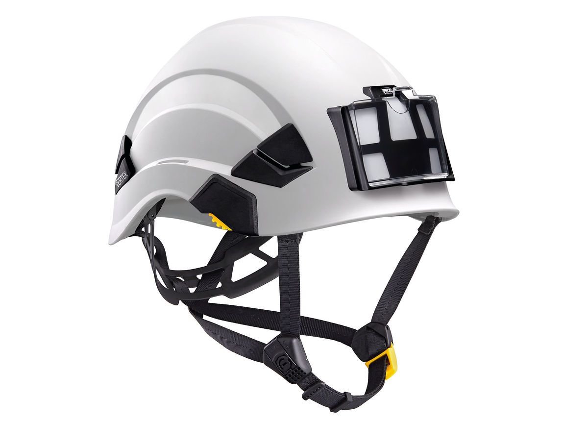 Der PETZL Ausweishalter ist ein weißer Schutzhelm mit schwarzen, verstellbaren Riemen, einem transparenten, rechteckigen Gesichtsschild und schwarz-gelben Akzenten. Inspiriert vom Petzl VERTEX-Design ist er ideal für den Einsatz in der Industrie oder auf dem Bau.