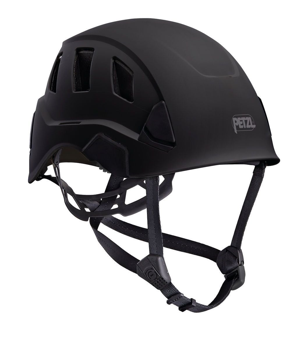 Ein schwarzer PETZL Schutzhelm STRATO VENT mit Lüftungsschlitzen und verstellbaren Kinnriemen ist auf weißem Hintergrund abgebildet.