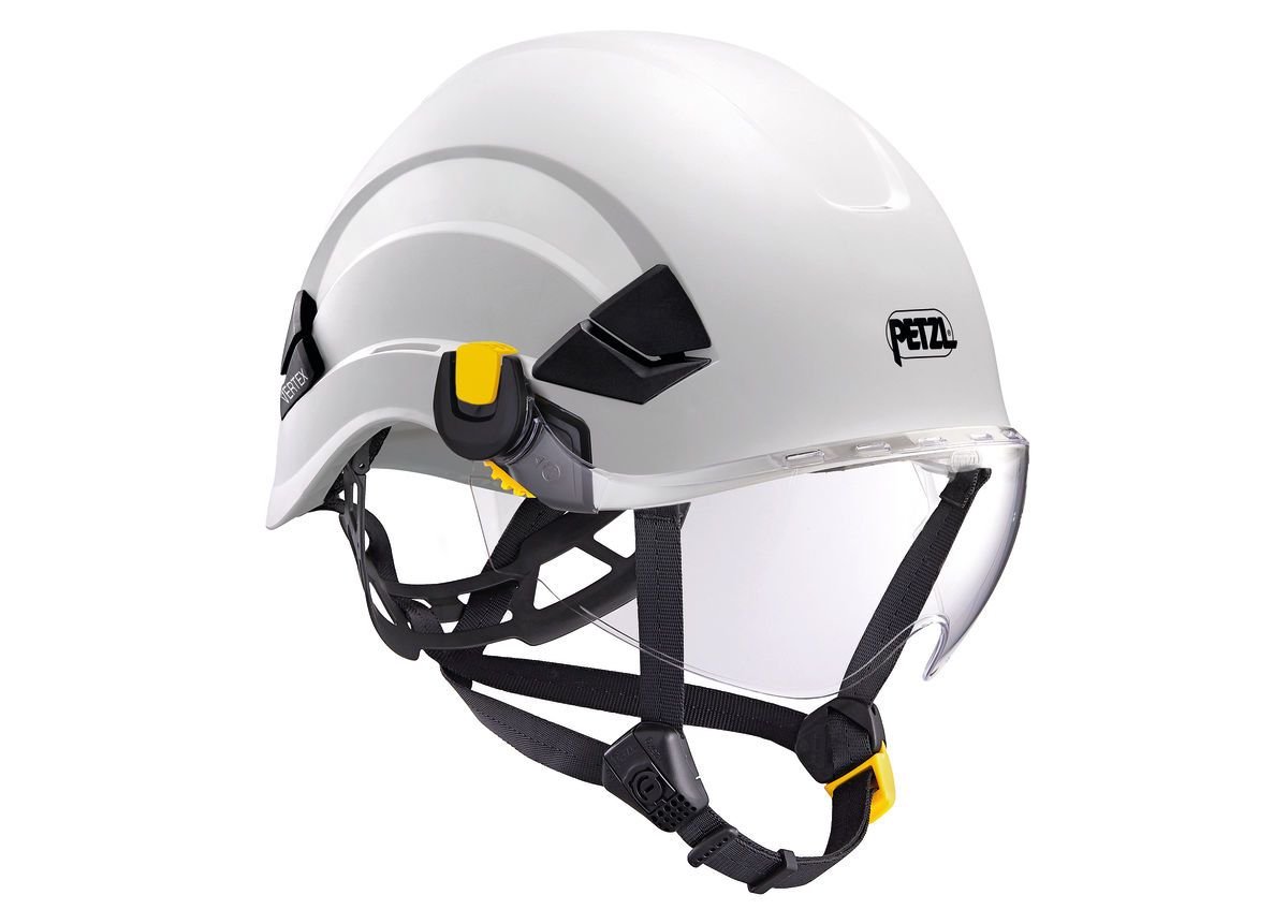 Weißer Schutzhelm mit klarem, kratzfestem PETZL Schutzvisier VIZIR, schwarzen, verstellbaren Riemen, gelben und schwarzen Akzenten und dem PETZL-Logo an der Seite.