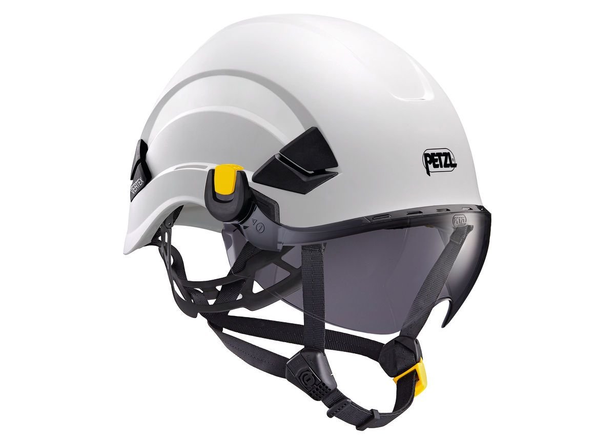 Ein PETZL-Schutzhelm mit dem Petzl-Schutzvisier VIZIR SHADOW, transparentem Visier, schwarzen, verstellbaren Riemen und gelben Akzenten an Riemen und Visierscharnier.