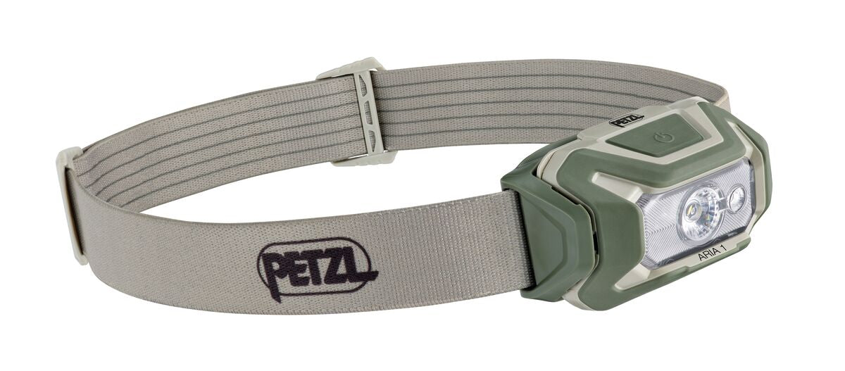 Die PETZL Stirnlampe ARIA® 1 RGB ist eine grün-beige Stirnlampe mit einem verstellbaren Stoffband, zwei LED-Leuchten, einem Einschaltknopf oben, 350 Lumen Helligkeit und dem PETZL-Logo auf dem Band.