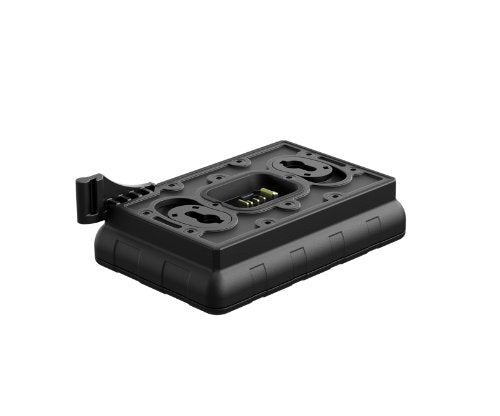 Das PULSAR IPS Ladegerät, ein schwarzes, rechteckiges Batterieladegerät mit elektronischen Kontakten und Befestigungsclips, zeichnet sich durch sein robustes Design aus. Es ist mit IPS7 und IPS14 kompatibel und wird schräg vor einem weißen Hintergrund gezeigt.