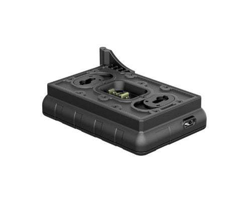 Das PULSAR IPS Ladegerät ist eine schwarze, rechteckige Montageplatte mit mehreren Schraubenlöchern, einem zentralen Anschluss, seitlichen Rillen für den Halt und einem USB-C-Anschluss, der mit Pulsar-Ladesystemen kompatibel ist.
