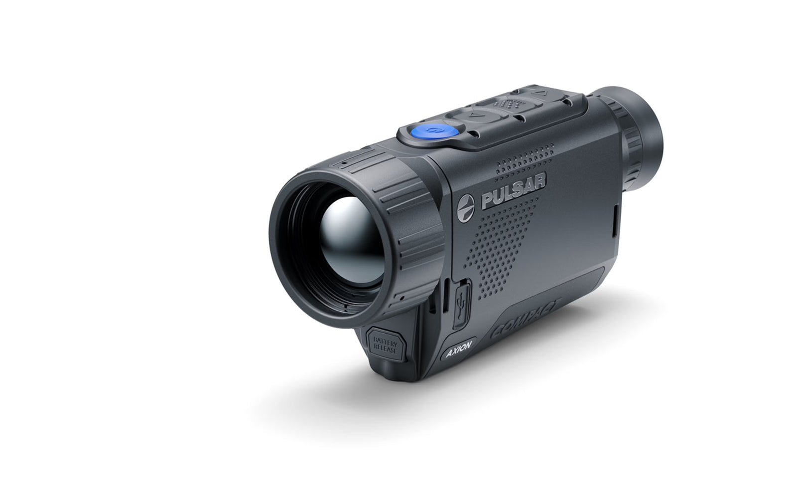 Das PULSAR Wärmebildgerät Axion XG35 Compact ist ein schwarzes, kompaktes Wärmebildmonokular mit strukturiertem Griff, hervorstehender Frontlinse, blauem Einschaltknopf und PULSAR-Branding auf weißem Hintergrund.
