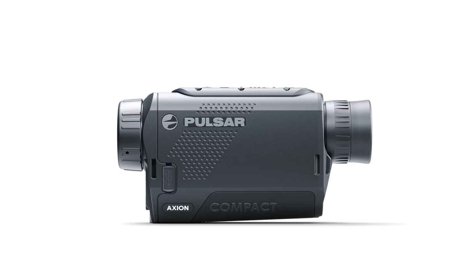 Ein kompaktes, graues Pulsar Wärmebildgerät Axion XQ19 Compact von PULSAR wird von der Seite gezeigt, mit "PULSAR" und "COMPACT" deutlich sichtbar auf dem Gerät vor weißem Hintergrund.