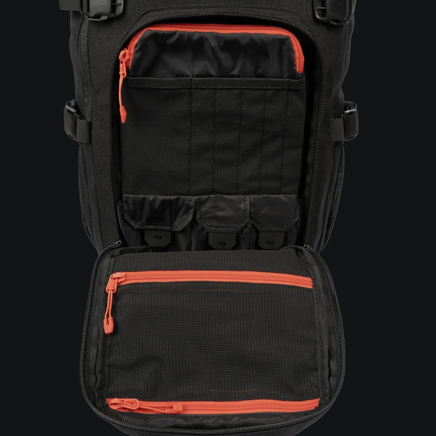 Der STOIRM 25L Tactical Pack GEN2 von STOIRM in Schwarz verfügt über ein offenes Frontfach mit mehreren Innentaschen, eine orangefarbene Reißverschlusstasche und kleine Fächer - ideal zum Organisieren Ihrer Outdoor-Ausrüstung.