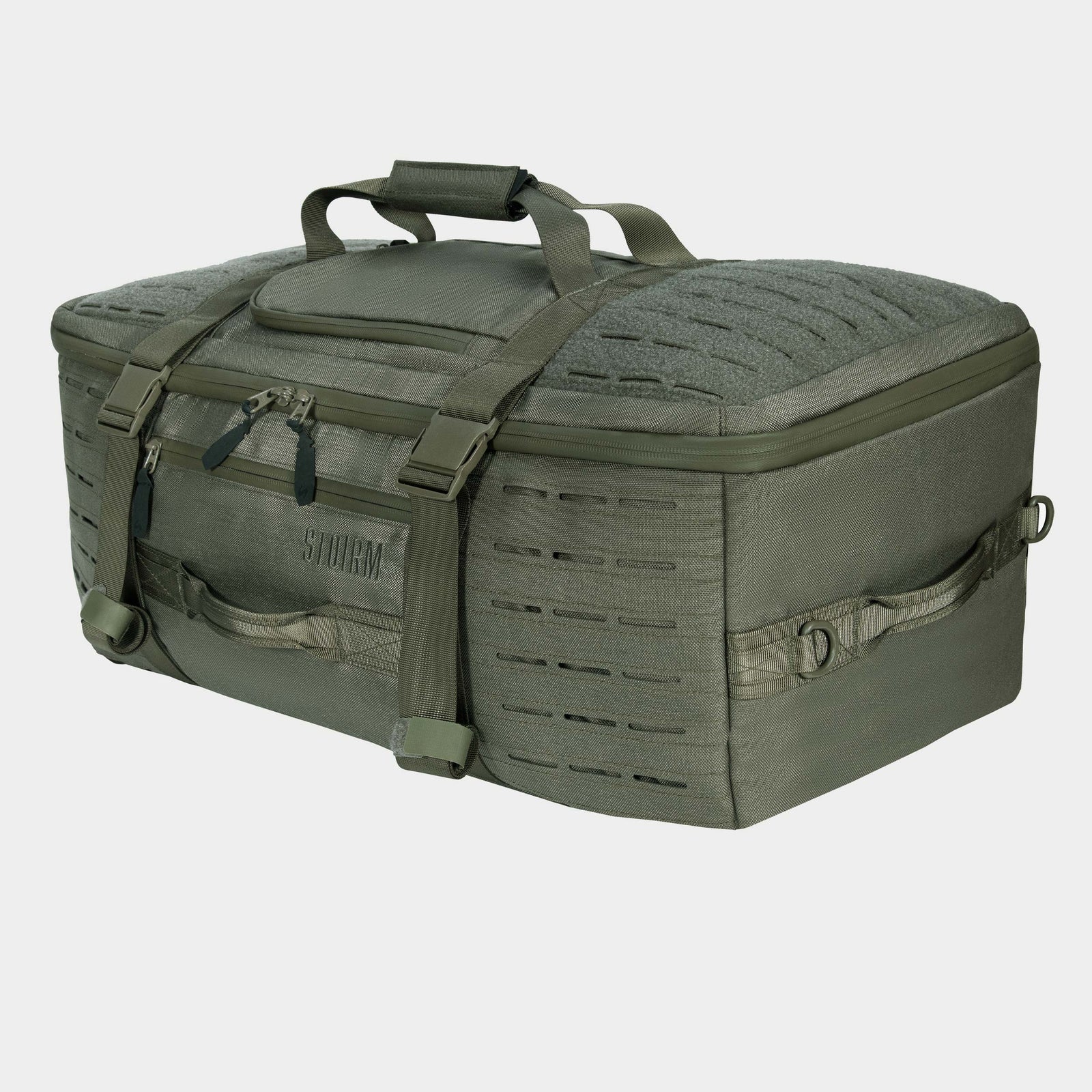 Die STOIRM 50L Duffel Bag - hier in Grün auf weißem Hintergrund - verfügt über mehrere Griffe, Reißverschlüsse, externe Gurte, MOLLE-Gurtband und seitliche Befestigungspunkte. Ideal als robuste Reisetasche für jedes Abenteuer. Marke: STOIRM.