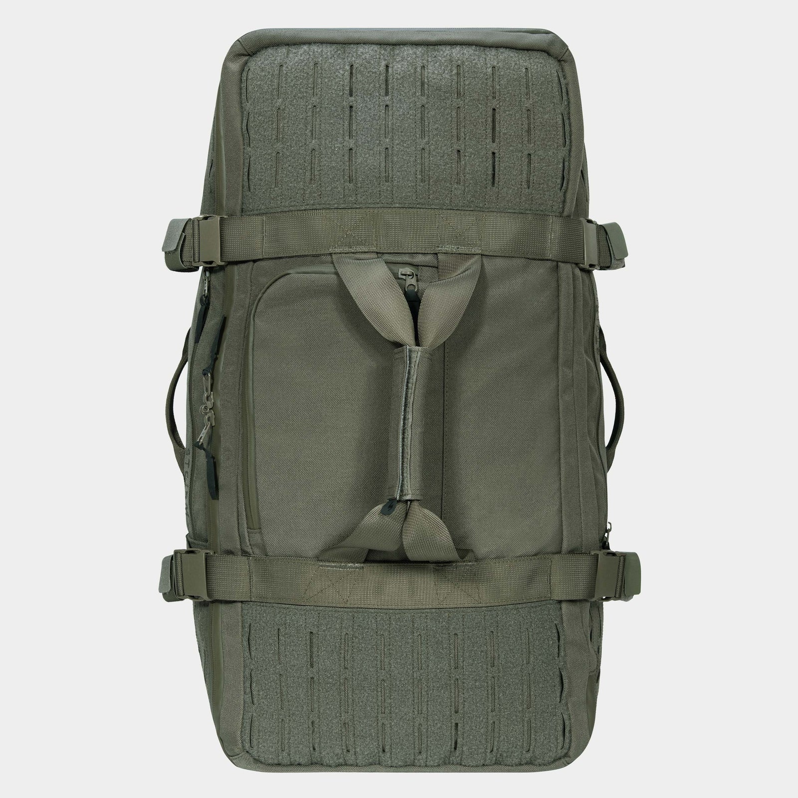 Die STOIRM 50L Duffel Bag von STOIRM ist eine geräumige, rechteckige, olivgrüne Tasche mit mehreren Griffen, Riemen und Reißverschlussfächern. Diese wasserabweisende Reisetasche eignet sich für robuste Reisebedürfnisse und ist auf einem schlichten weißen Hintergrund abgebildet.
