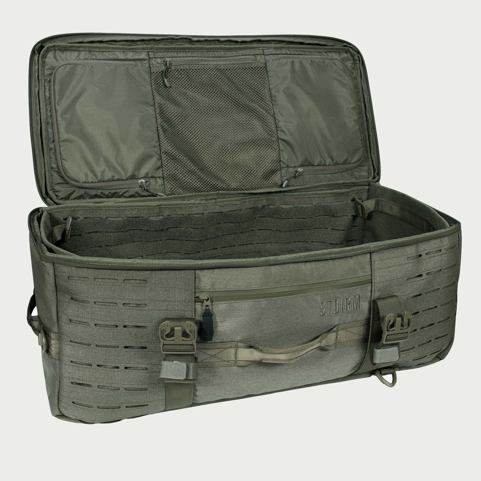 Die STOIRM 50L Duffel Bag in Olivgrün hat eine offene Oberseite, einen geräumigen Innenraum, Netztaschen, MOLLE-Gewebe, robuste Seitengriffe, Schnallen und "STURM" auf der Vorderseite. Diese wasserfeste Reisetasche ist perfekt für Ihre Ausrüstung.