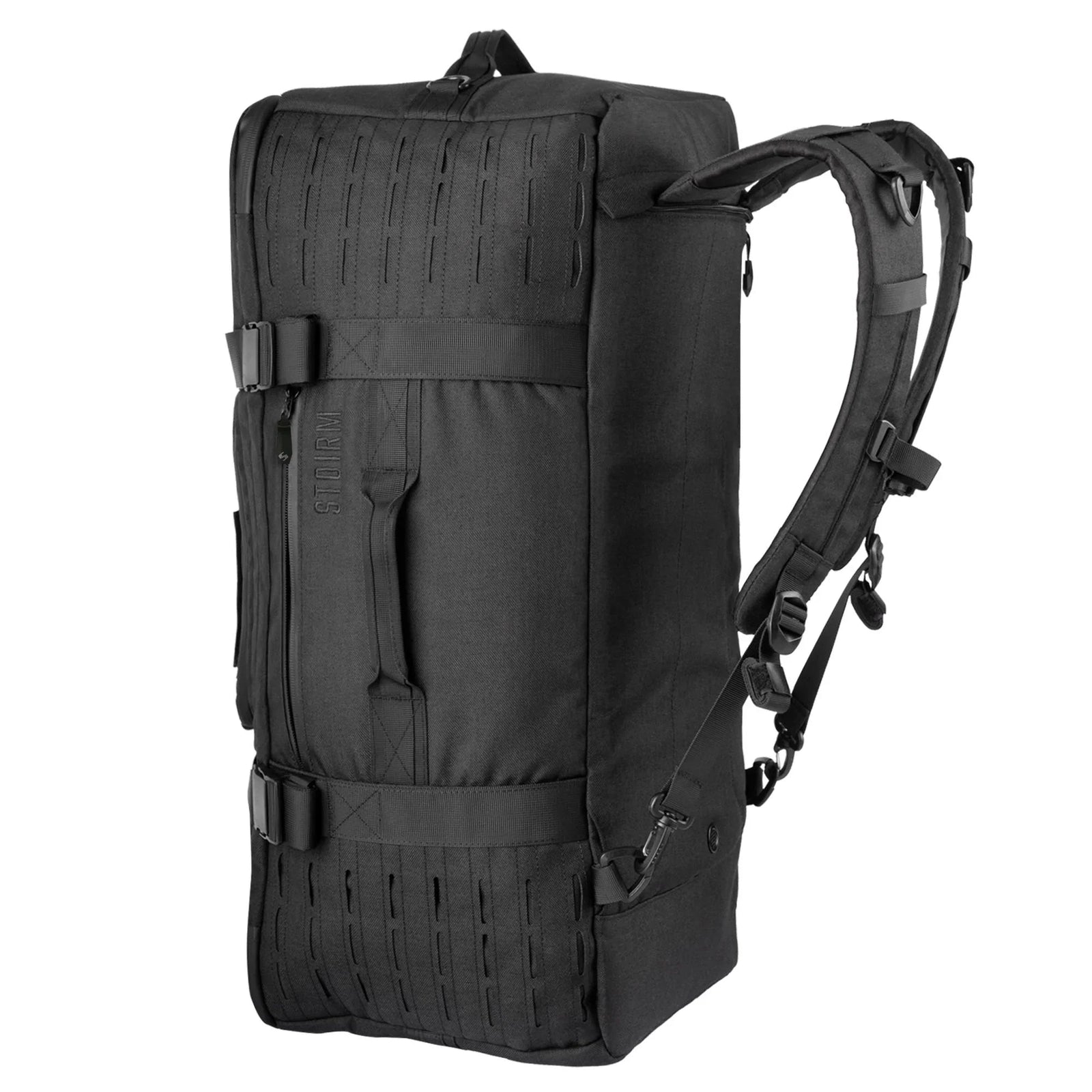 Der STOIRM 50L Duffel Bag ist ein schwarzer, rechteckiger taktischer Rucksack mit verstellbaren Riemen, seitlichen Griffen, mehreren Schnallen und lasergeschnittenen MOLLE-Elementen. Diese robuste, wasserfeste STOIRM-Tasche ist für jedes Abenteuer gerüstet.