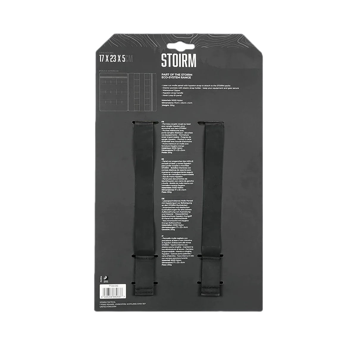 Die STOIRM Large Pouch V.1 in Olive Green hat eine schwarze Verpackung mit zwei vertikalen schwarzen Riemen wie bei einer Molle Panel Tasche und weißen Produktdetails auf dunklem Hintergrund. Oben links steht "17 x 23 x 5cm". Marke: STOIRM.