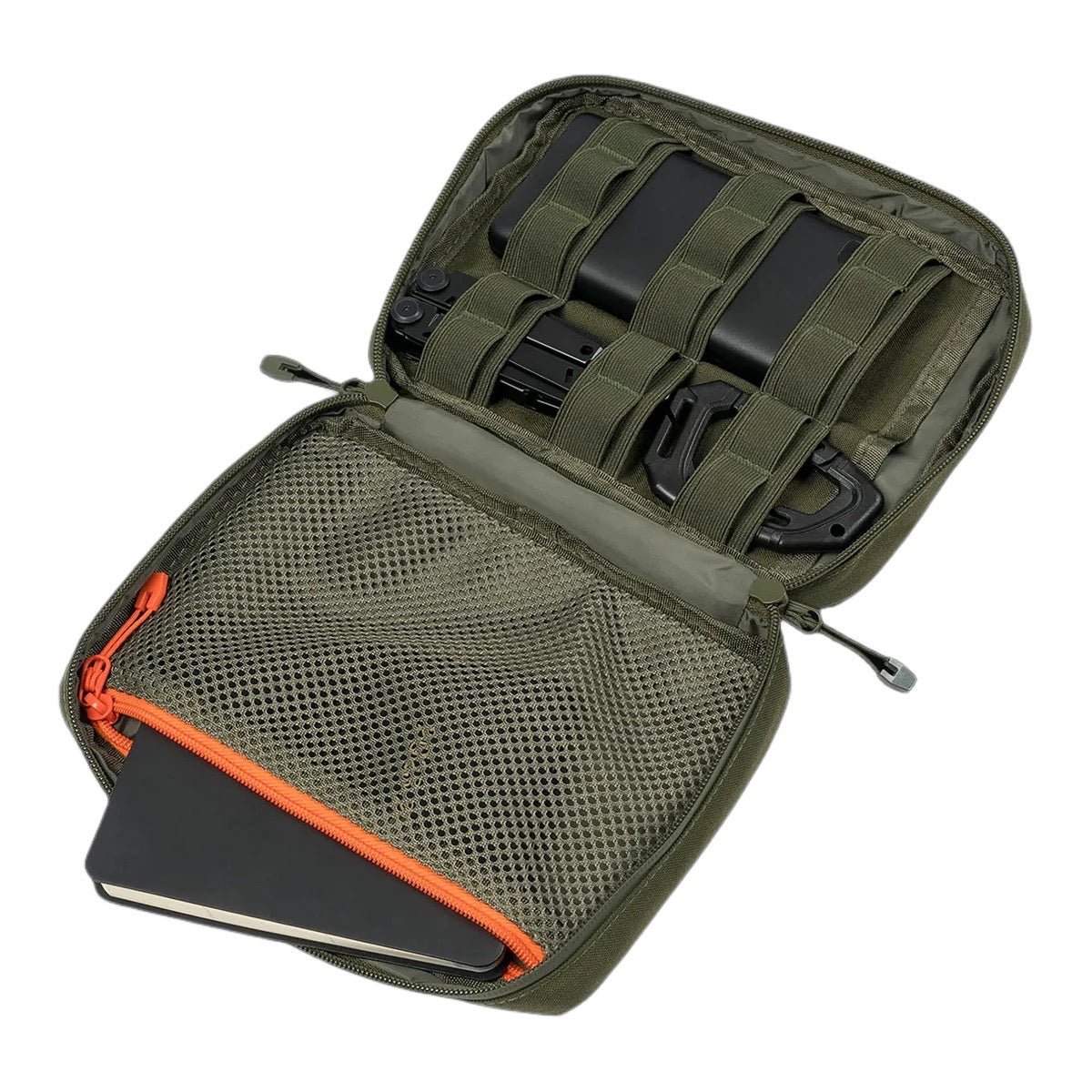 Eine offene olivgrüne STOIRM Large Pouch V.2 von STOIRM fasst Multitools in elastischen Schlaufen und eine Netztasche mit geschlossenem Notebook und orangefarbenem Reißverschluss - ideales Rucksack-Zubehör für Ihr Molle-Panel Taschen-Setup.