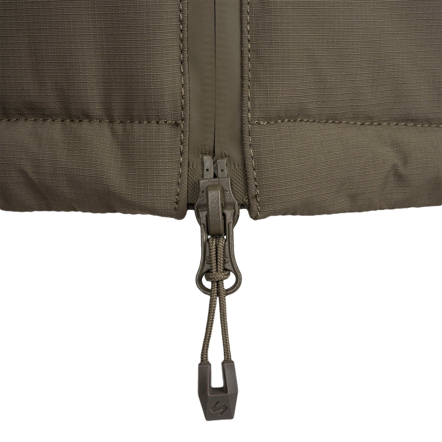 Nahaufnahme eines Zwei-Wege-Reißverschlusses an der STOIRM Primaloft® Winter Jacket in Ranger Green. Zu sehen sind beide Reißverschlüsse am unteren Ende mit einer Kordel, die am unteren Zug befestigt ist.