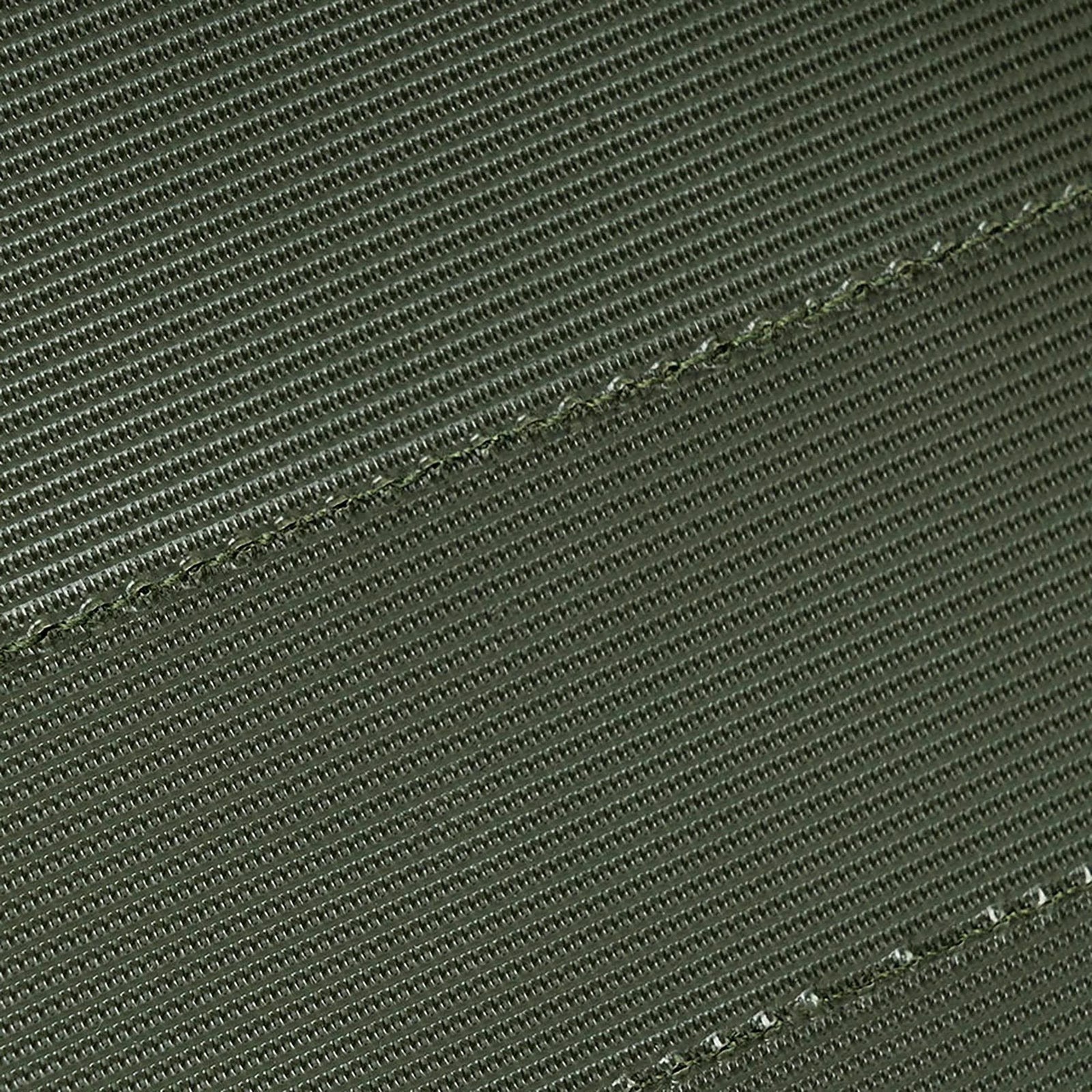 Nahaufnahme des grünen Stoffs mit diagonaler Rippenstruktur und Nähten, die an die präzisen Linien auf dem STOIRM Small Molle Panel von STOIRM erinnern, das für die organisierte Befestigung von Ausrüstung entwickelt wurde.