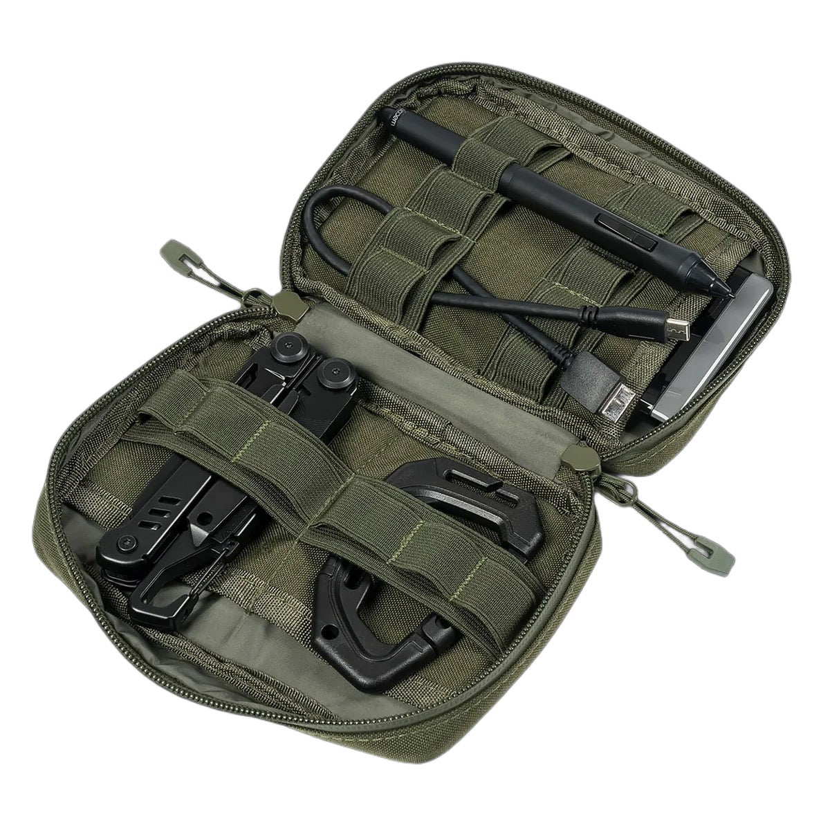 In der offenen olivgrünen STOIRM Small Pouch V.1 von STOIRM sind ein Multitool, ein Karabiner, ein Kugelschreiber, ein USB-Kabel und eine Taschenlampe übersichtlich mit elastischen Bändern im Inneren angeordnet - eine kompakte Molle-Panel-Tasche für Ihre täglichen Essentials.