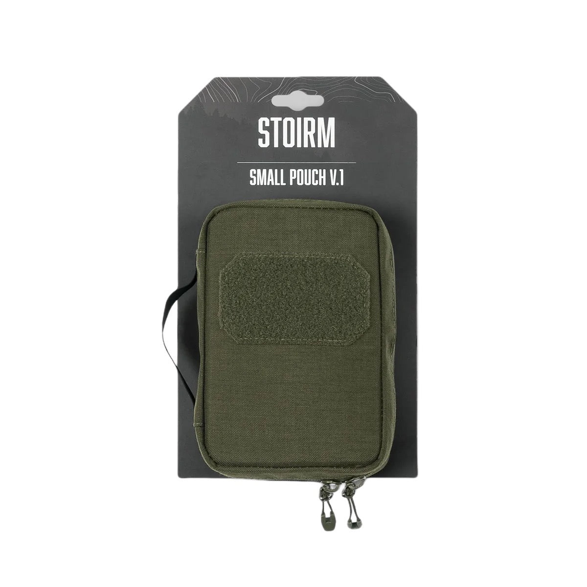 Die STOIRM Small Pouch V.1 in Olivgrün verfügt über zwei Reißverschlüsse, einen seitlichen Griff und einen Klettverschluss auf der Vorderseite. Sie ist in der Verpackung mit dem Produktnamen "SMALL POUCH V.1" abgebildet und ist mit Molle-Panels kompatibel.
