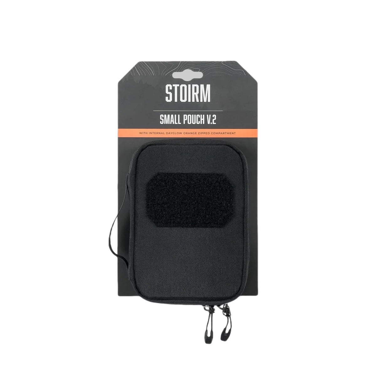 Die STOIRM Small Pouch V.2 wird in ihrer Verpackung mit einem Reißverschlussfach, einem Klettverschluss und einem orangefarbenen Etikett gezeigt. Diese schwarze Tasche von STOIRM lässt sich an Molle-Panels befestigen und ist somit ideal für modulare Aufbauten.