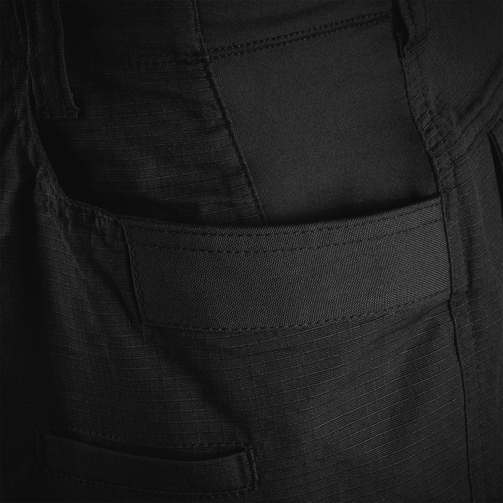 Nahaufnahme der STOIRM Tactical Trousers Gen2 pocket in Ranger Green mit Ripstop Stretchgewebe, präzisen Nähten und verstärktem Taschenrand.