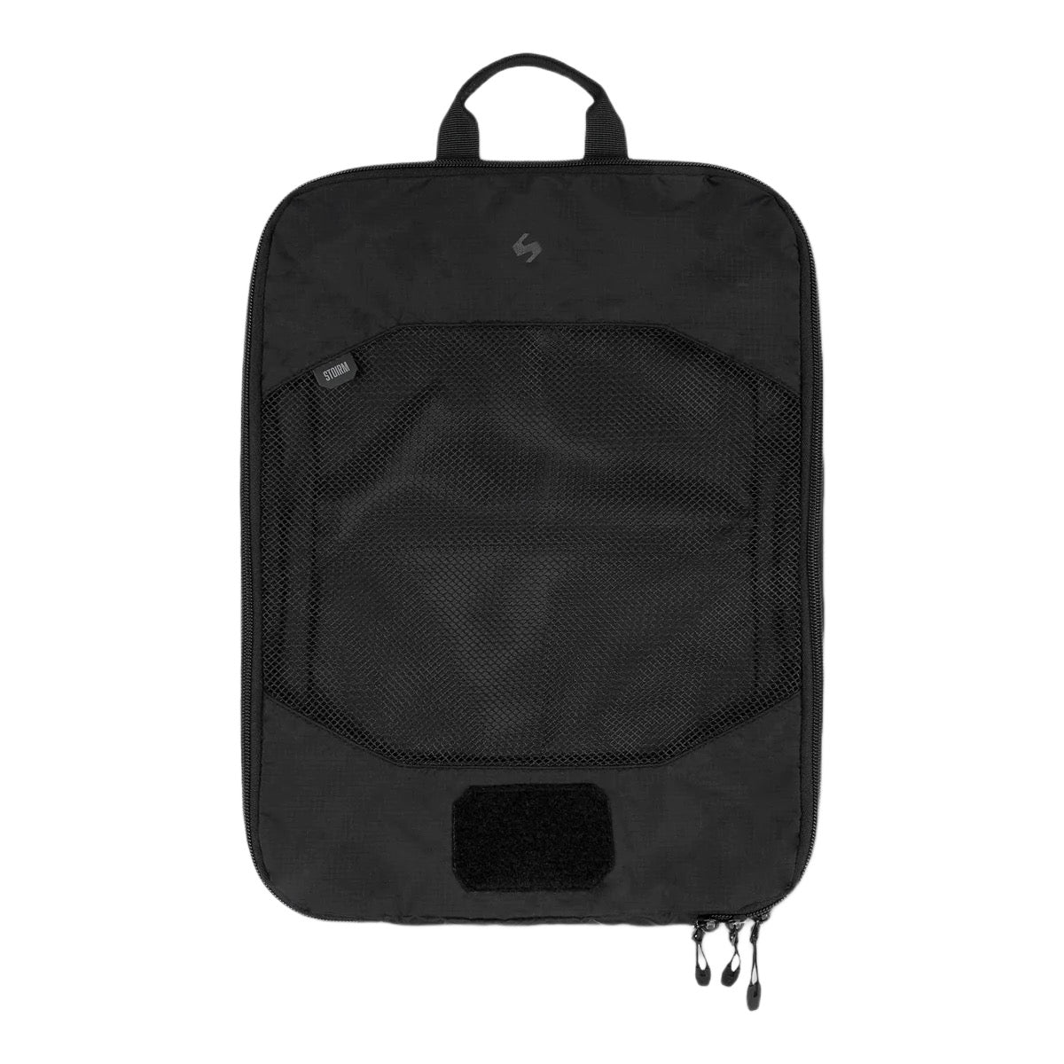 Der STOIRM Travel Cube mit Wäschesack von STOIRM hat ein schwarzes Design, eine Netztasche auf der Vorderseite, einen Tragegriff an der Oberseite, einen Reißverschluss und einen Klettverschluss - ideal für die Organisation von Kleidung oder die Verwendung als Wäschesack auf Reisen.