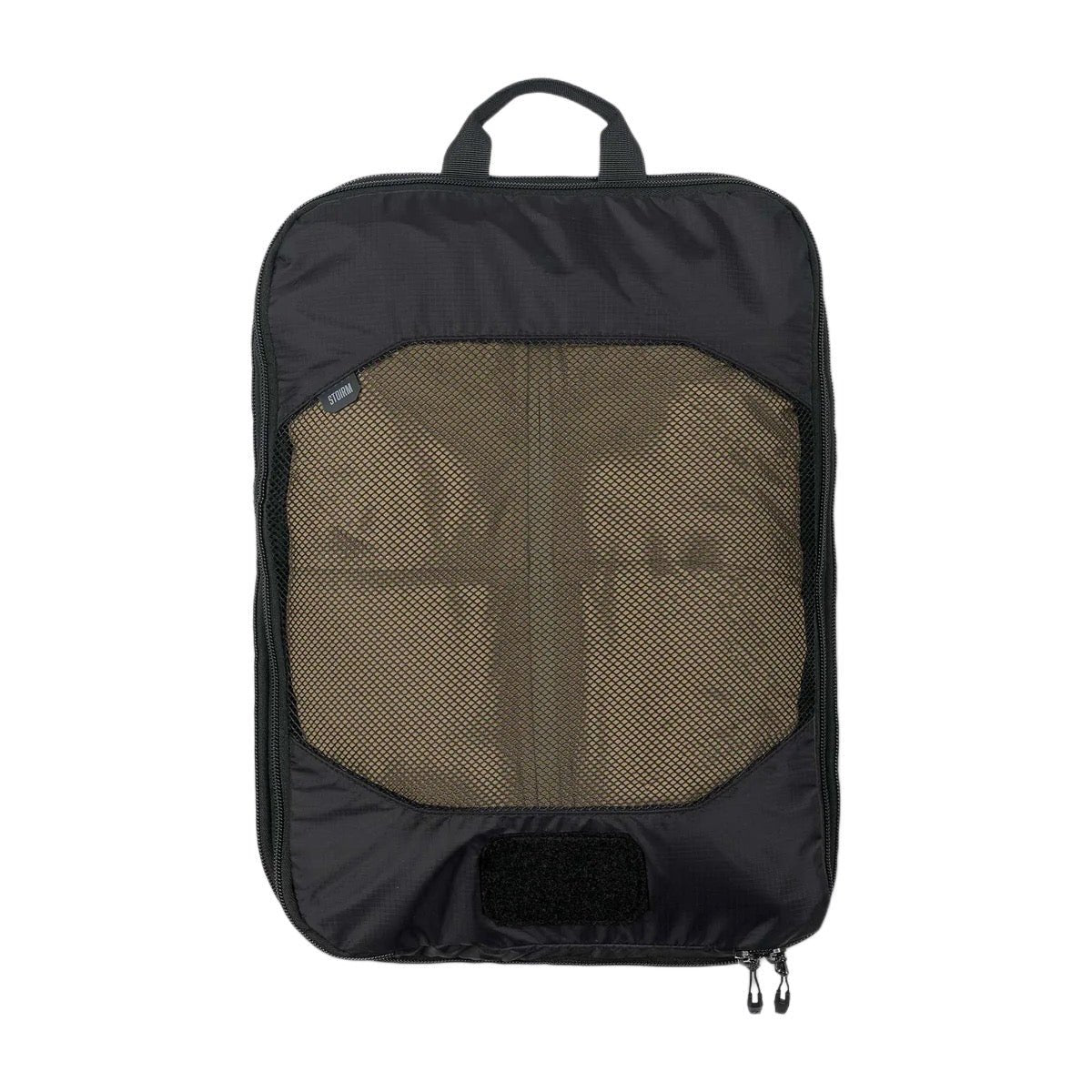 Der STOIRM Travel Cube mit Wäschesack hat ein schwarzes Design, eine braune Mesh-Frontplatte, einen Tragegriff oben, einen Reißverschluss und einen Klettverschluss an der Unterseite - perfekt, um das Wichtigste auf jeder Reise zu organisieren.