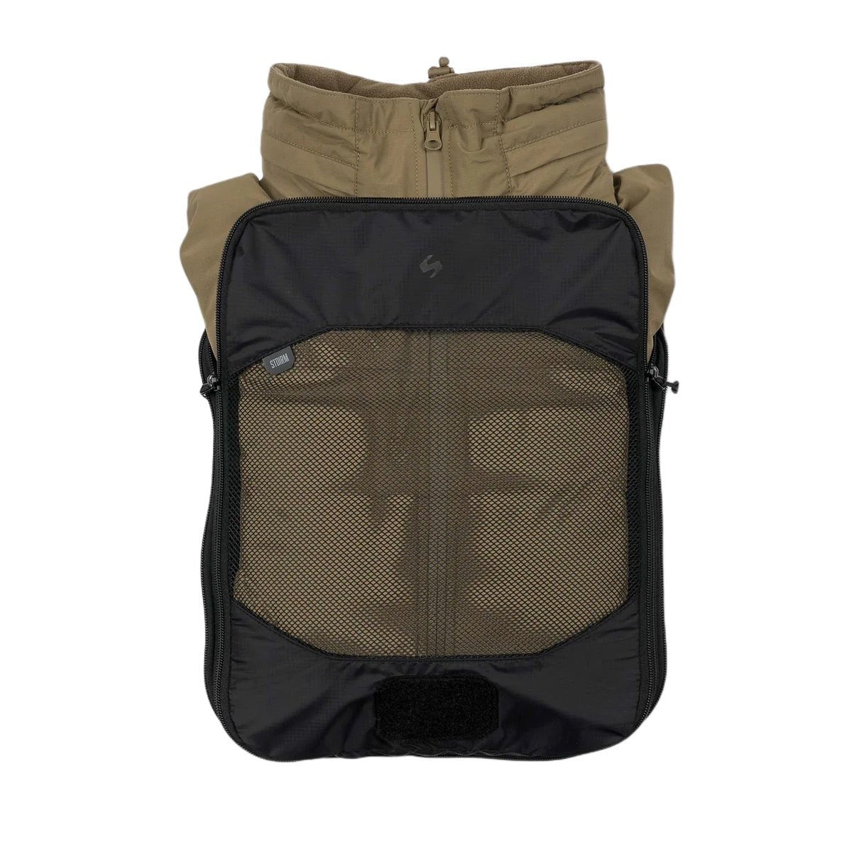 Eine hellbraune Jacke ist im Inneren des STOIRM Travel Cube with Laundry Bag von STOIRM gefaltet, wobei der Kragen und der Reißverschluss sichtbar sind. Der schwarze Würfel aus Mesh und Stoff verfügt über ein Fach mit Reißverschluss und einen kleinen Klettverschluss am Boden.