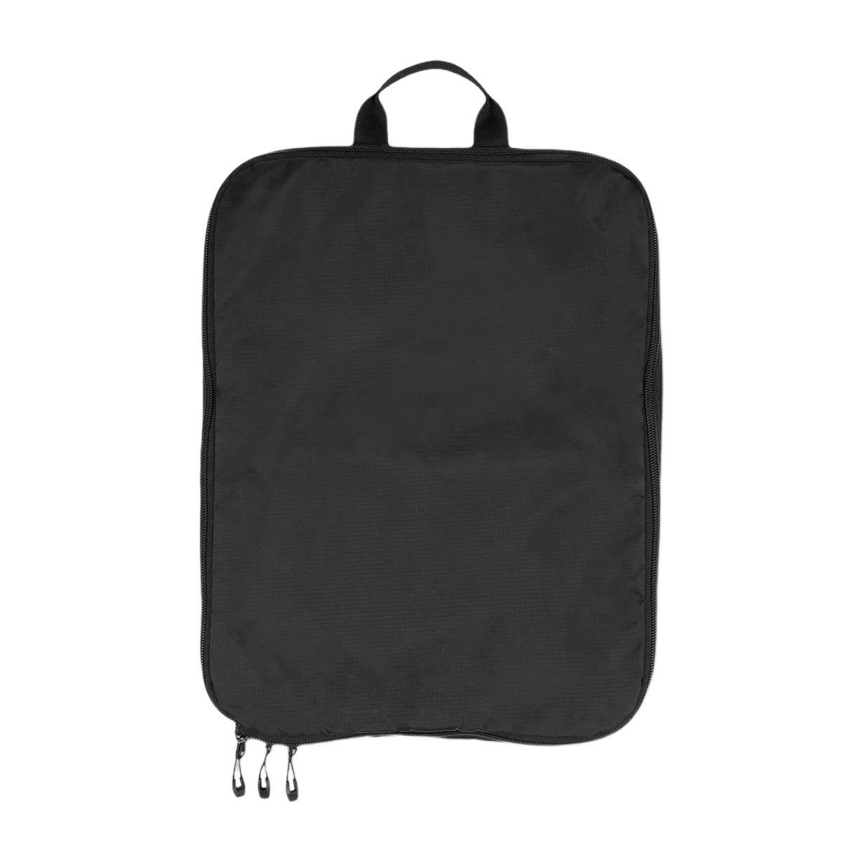 Der STOIRM Travel Cube mit Wäschesack von STOIRM ist ein schwarzer, rechteckiger Organizer mit zwei Reißverschlüssen an der Unterseite und einem Griff an der Oberseite, abgebildet auf weißem Hintergrund.