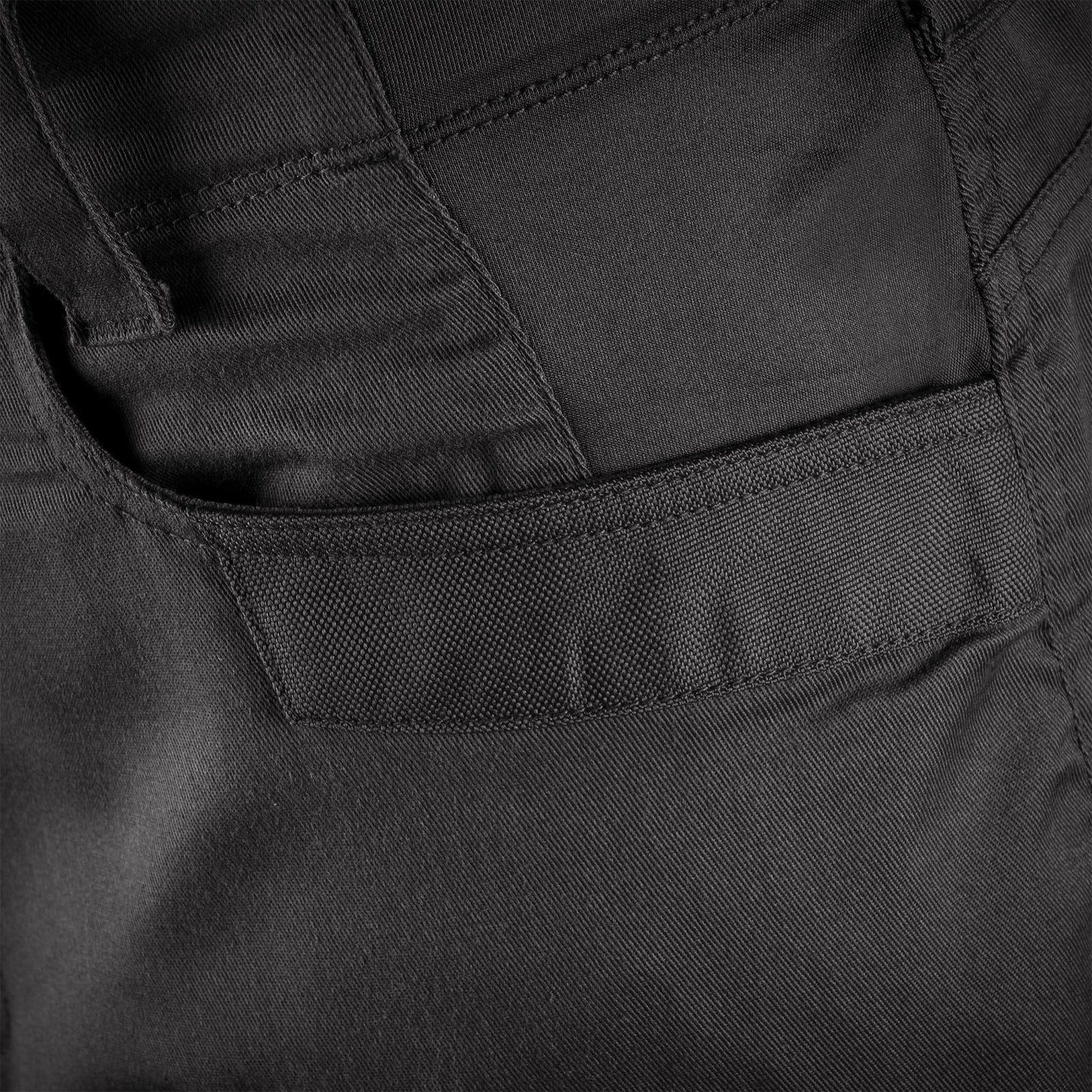 Nahaufnahme einer Tasche der STOIRM Urban Trousers Gen2 - Black, mit Klettverschluss und detaillierten Nähten von STOIRM, mit mehrlagiger Stoffkonstruktion für verbesserte Haltbarkeit.