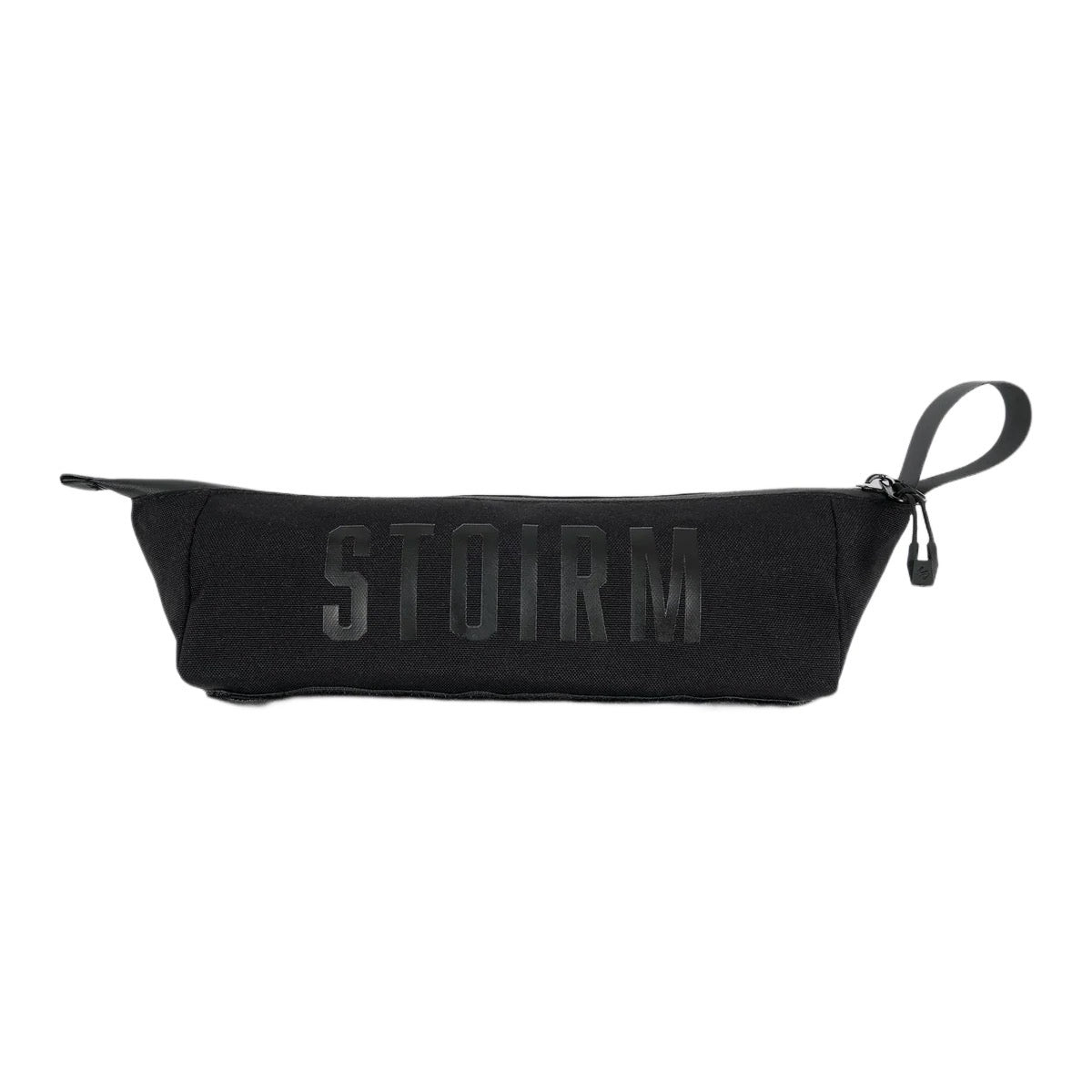 Die STOIRM Utility Pouch ist eine schwarze Tasche mit einer seitlichen Schlaufe, einem Reißverschluss und einem auffälligen STOIRM-Branding - perfekt als wasserdichte Tasche zur sicheren Aufbewahrung Ihrer Essentials.