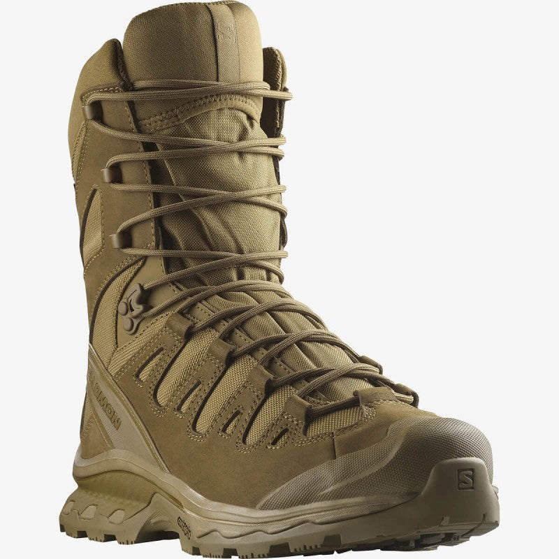 Der SALOMON FORCES QUEST 4D FORCES 2 HIGH GTX DE in Coyote Brown ist auf weißem Hintergrund abgebildet und verfügt über einen hohen Knöchelschutz, haltbare Schnürsenkel und ein robustes Profil - ideal für den Einsatz im Freien oder beim Militär.