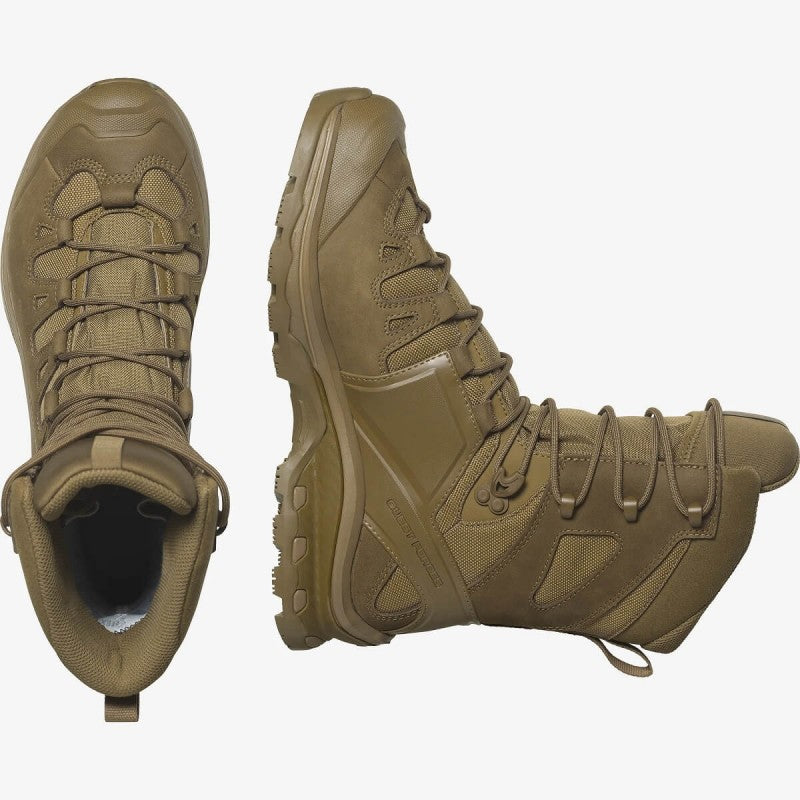 Ein Paar SALOMON FORCES QUEST 4D FORCES 2 HIGH GTX EN-Stiefel in Coyote Brown wird aus zwei Blickwinkeln gezeigt. Hervorzuheben sind die robusten Sohlen, die strapazierfähigen Schnürsenkel und die schützende GORE-TEX-Membran für den wetterunabhängigen Outdoor- oder taktischen Einsatz.