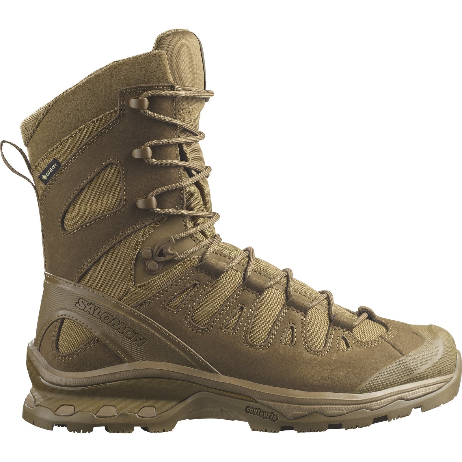 Ein einzelner SALOMON FORCES QUEST 4D FORCES 2 HIGH GTX EN Stiefel in Coyote-Braun zeigt sich im Profil mit stabilen Schnürsenkeln, robustem Profil, verstärktem Zehenbereich, atmungsaktiven Mesh-Einsätzen und einer GORE-TEX Membran zum Schutz.